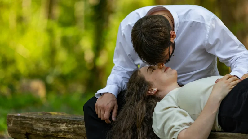 True Romantic Guide: How to Win Hearts Naturally
